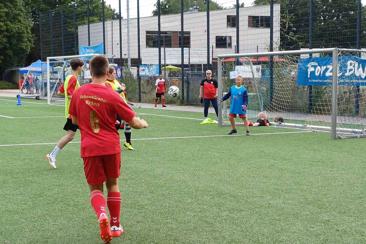 Spieler freuen sich über einen Torerfolg beim Wildemann-Cup.