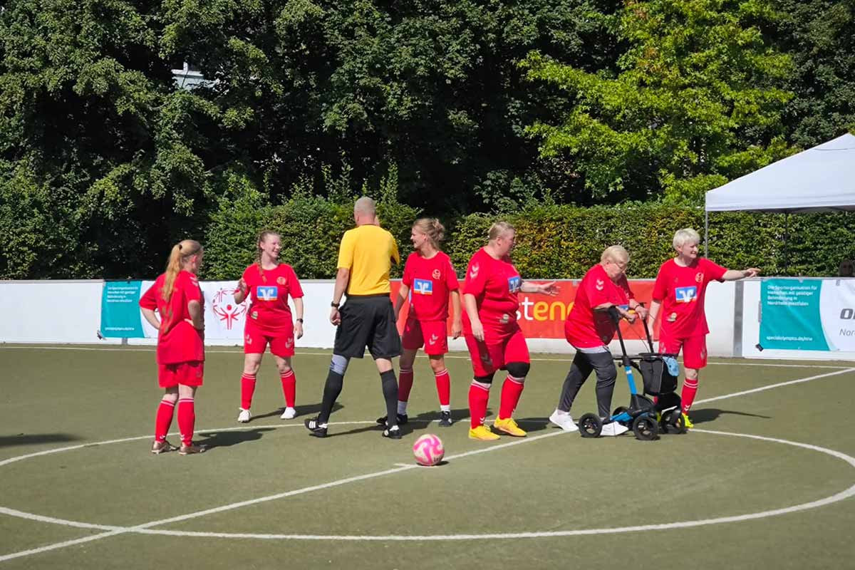 Ibbenbürener Kickers Ladies auf dem Platz beim Special Olympics Turnier.