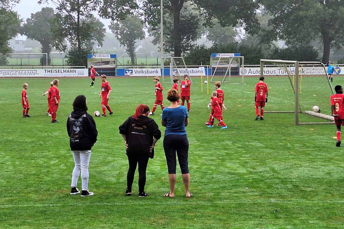 Kinder beim FLVW Turnier 2024 in Hörstel auf dem Fußballplatz.