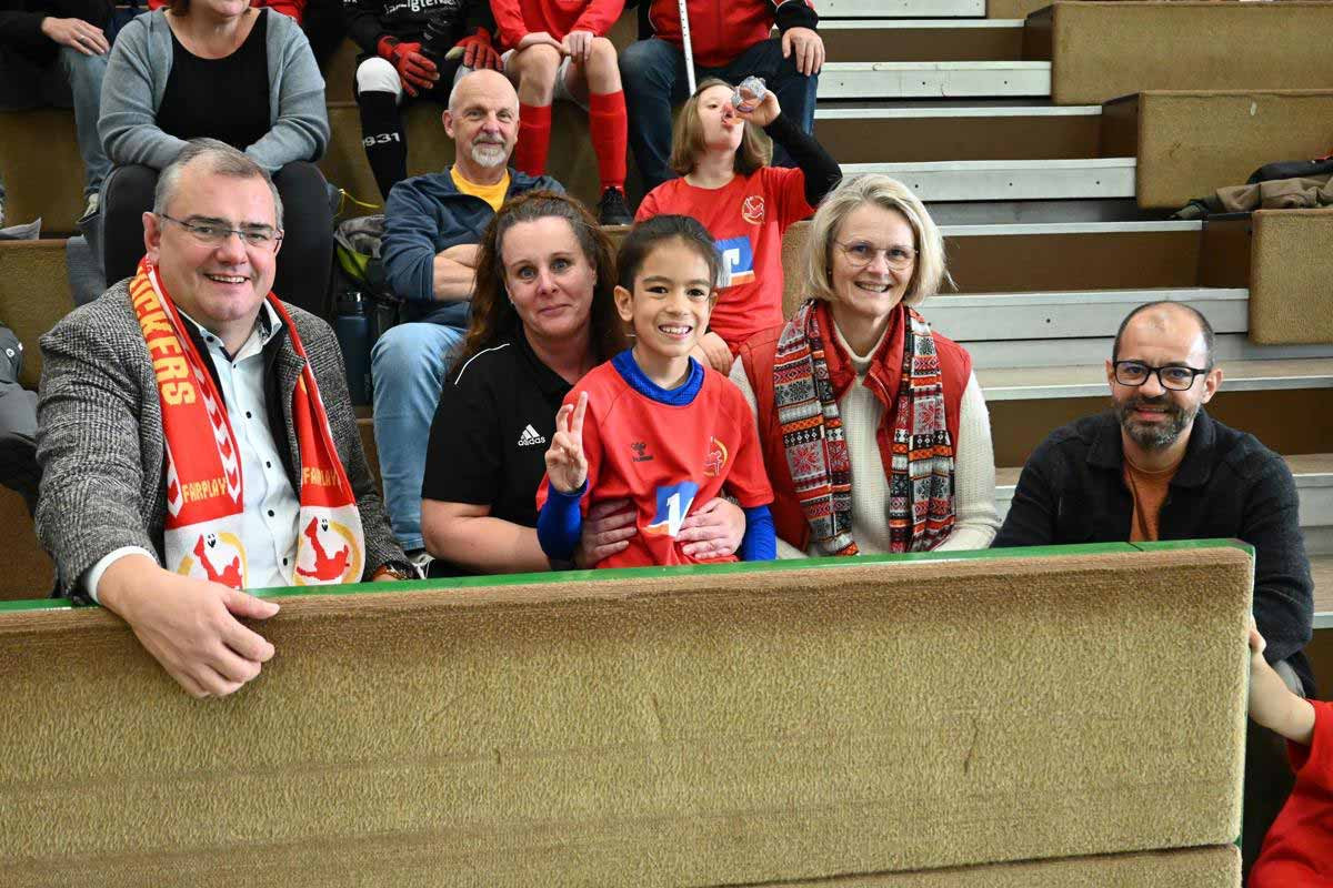 Als prominente Kickers-Fans und mit großem Respekt vor den Leistungen aller Inklusionsteams waren Anja Karliczek (2.v.r.) und Thomas Knells (l.) zum Turnier gekommen. Kickers-Trainerin Inga Grabow freute sich zudem über Tudor und seinen Vater Radu, die erneut aus Rumänien angereist waren. | Foto: Holger Luck