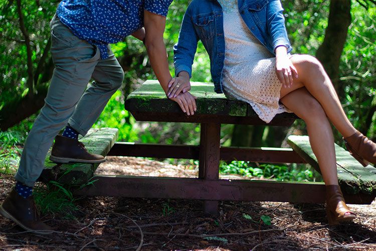 Fotos espontâneas de noivado de casal